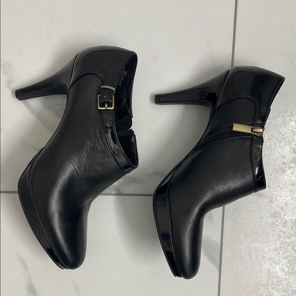 Bandolino Black Leather Ankle Boots Stiletto Heels Side Zipper Buckle Accent - Picture 2 of 15